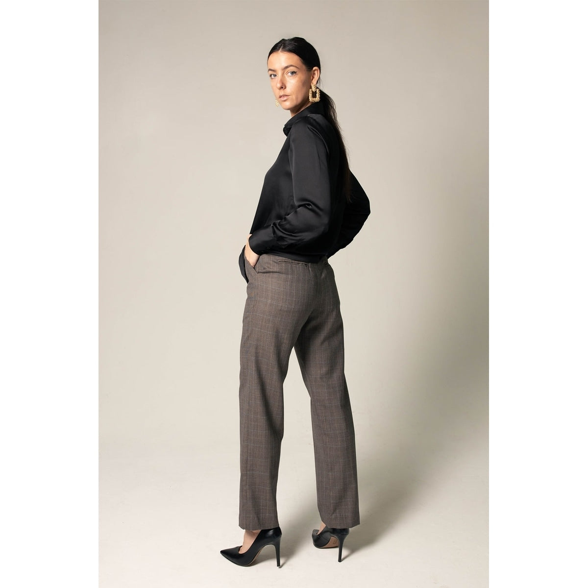 Elegance-Silk-Shirt-in-Black_0a61630b-ae96-4fd6-91a6-15f8bcd96926 1260233258